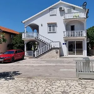 apartmani-ira-1.hotelinzadar.com/